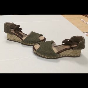Ugg sandals size 9